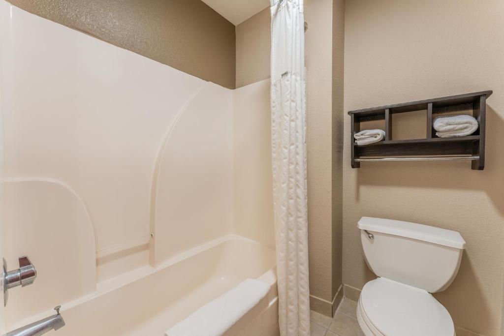 Super 8 By Wyndham Lake Charles Northeast photo