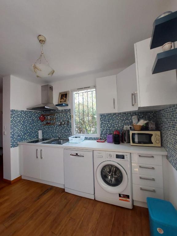 Sea view front beach apartment deluxe near Nice airport - 5
