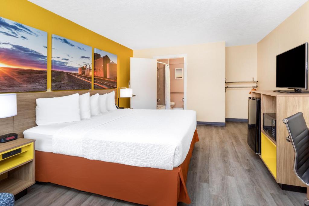 Days Inn & Suites by Wyndham Clovis photo