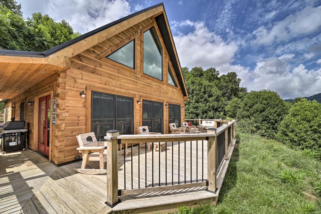 Luxe Log Cabin with Modern Finishes and Mtn Views, Maggie Valley