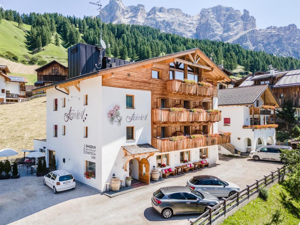 Hotel Steinrosl — Hotel in Badia