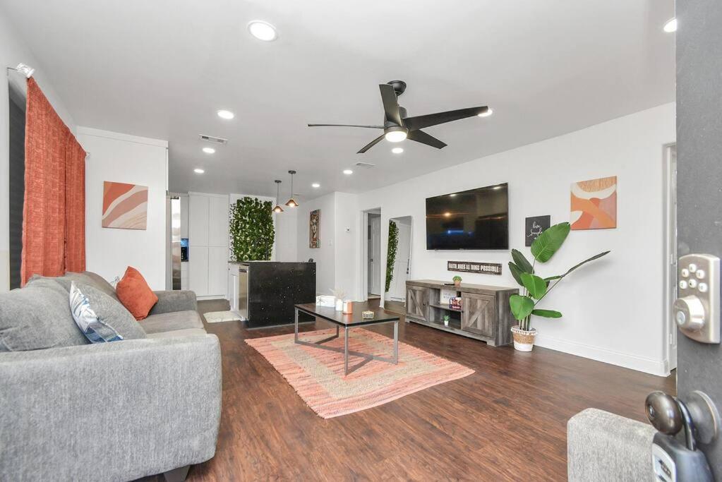 Hidden Gem Safari Home w/ Backyard Near Midtown, Houston