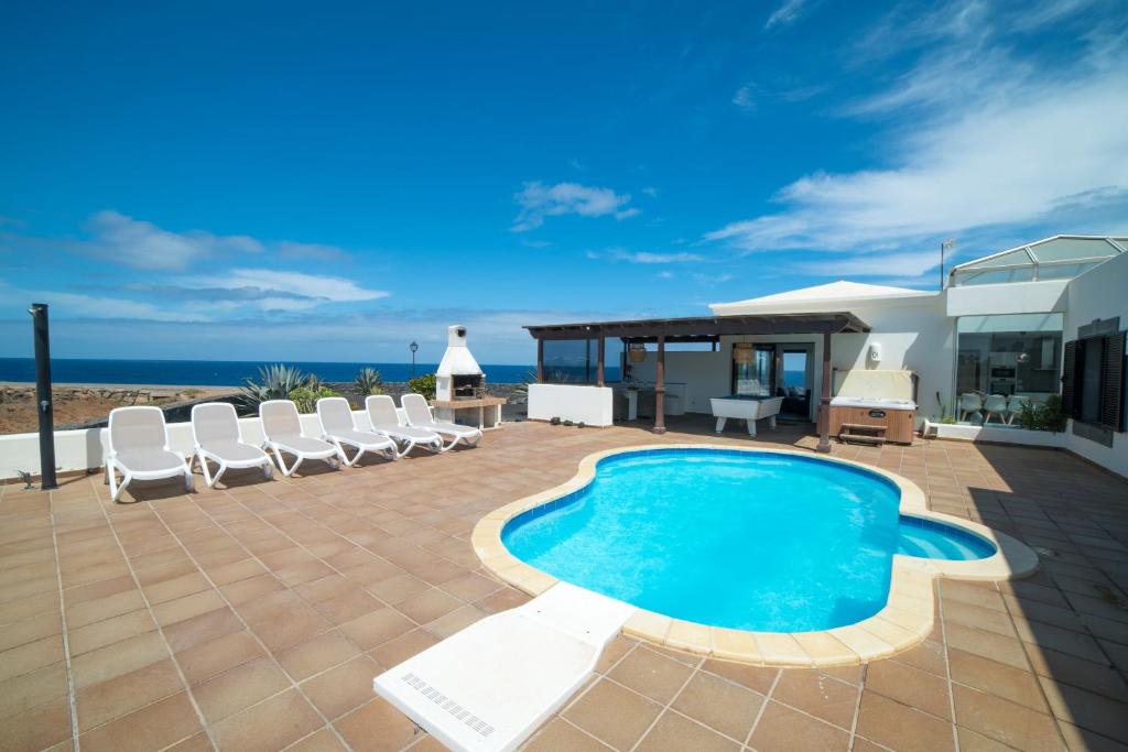 Villa Babel - First Line Seafront Holiday House - 2