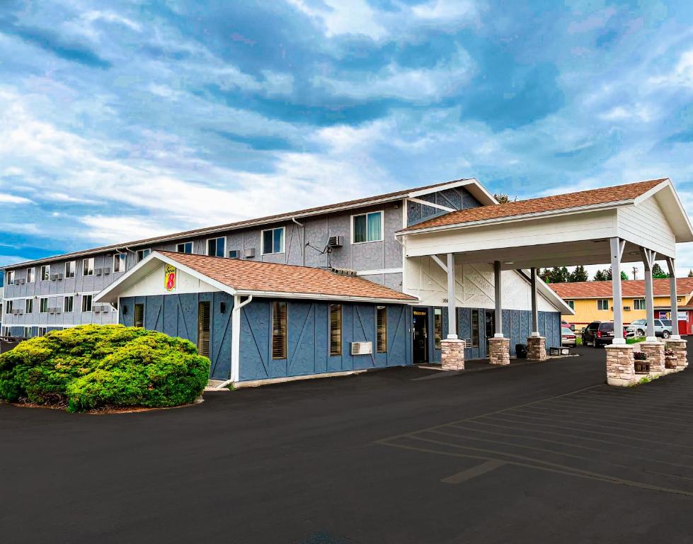 Super 8 By Wyndham Missoula/Brooks Street photo