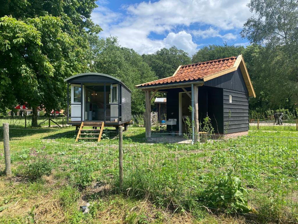 Tiny house, pipowagen onder de kastanje, Aalten