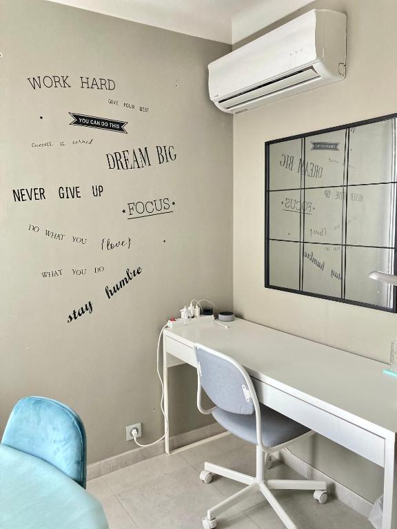 Only for female guests, shared homestay, Nice west cosy flat, balcony near airport train beach public transport supermarket - 3