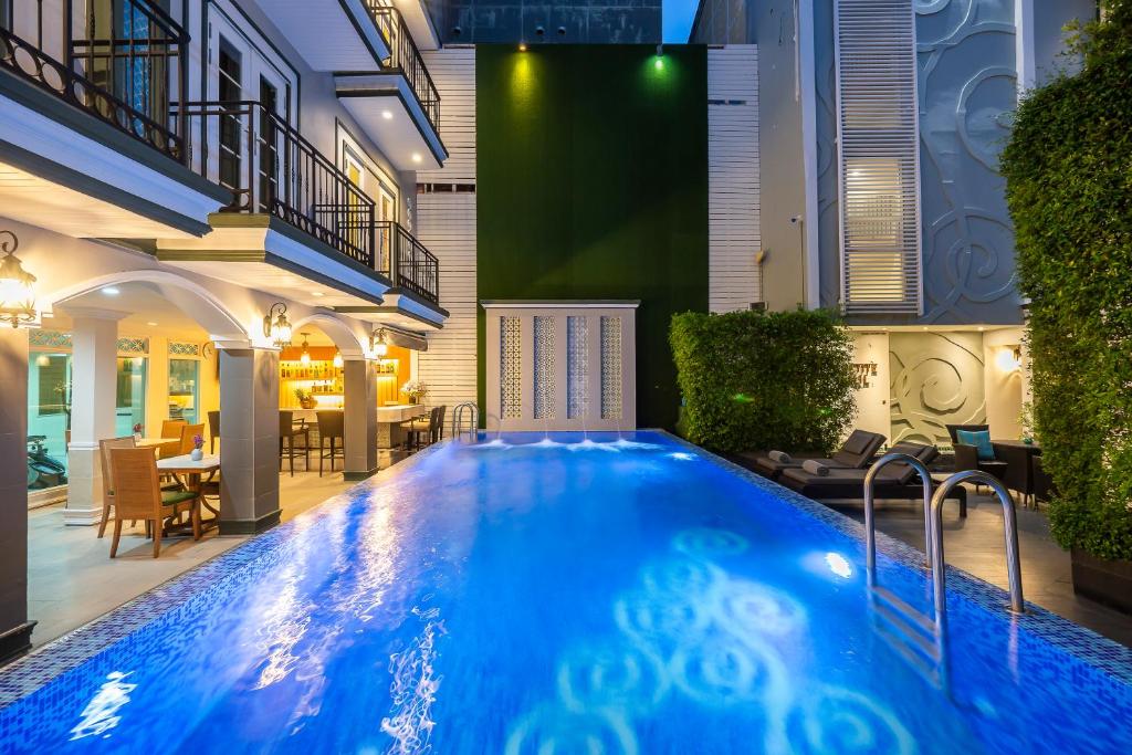 Swimming pool