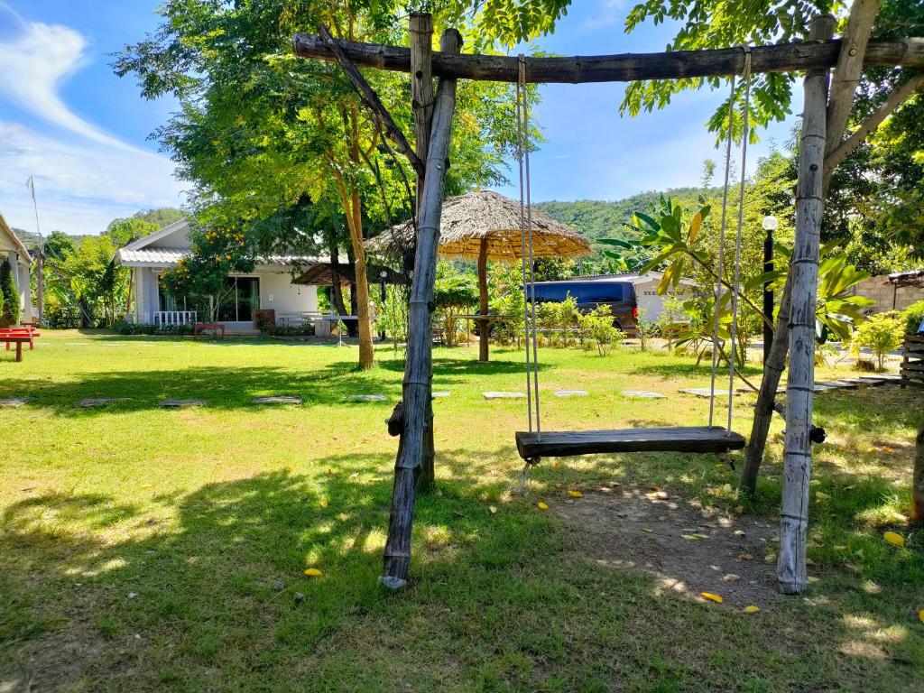 บ้านไม้หอมบูติค สวนผึ้ง — Hotel in Ratchaburi