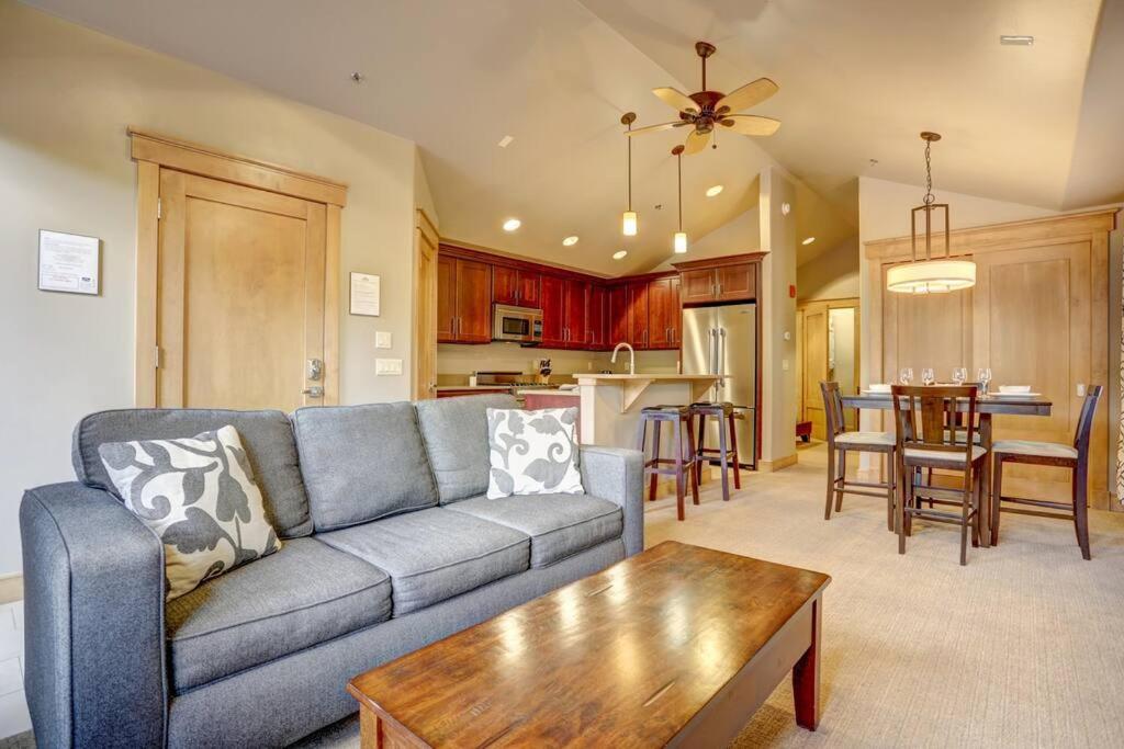 Luxurious Studio on Main Street in the heart of Everything! Apartment