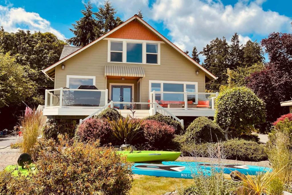 Direct Beach Access Getaway on Port Orchard!, Bremerton