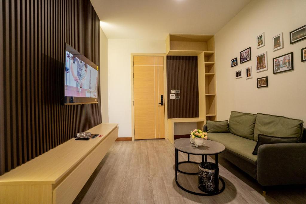 Shared lounge/TV area