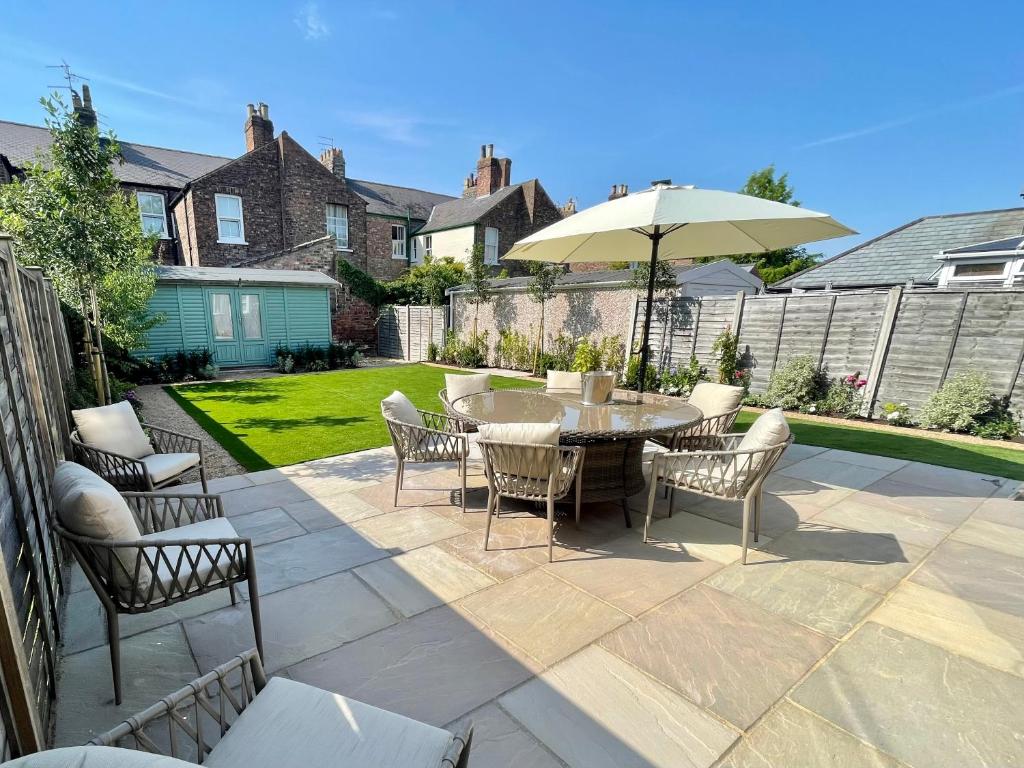 Central Townhouse with Garden, York photo 6