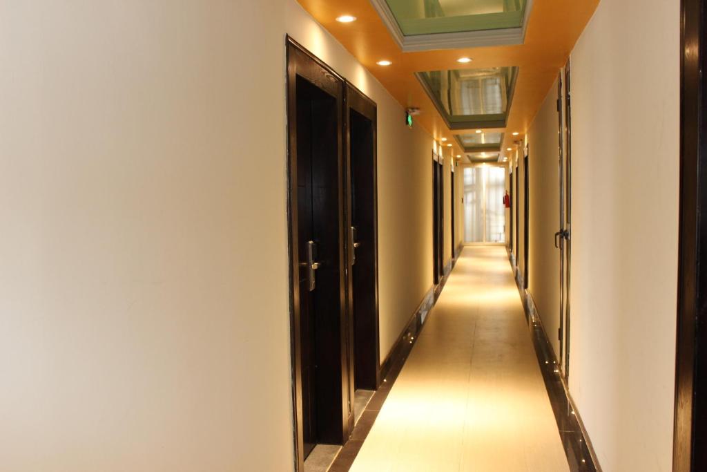 Monarch Hotel photo