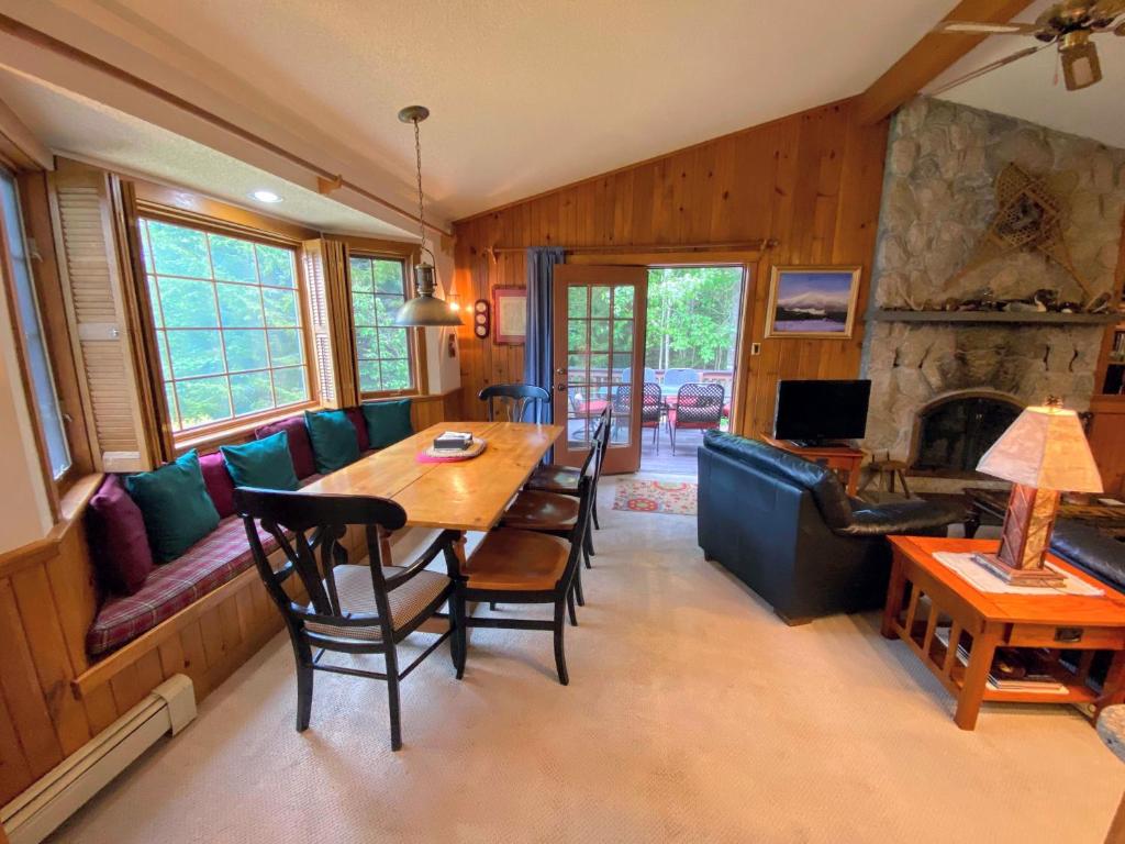 O9 NEW Renovated Bretton Woods slopeside condo with 2 living rooms foosball air hockey 전경
