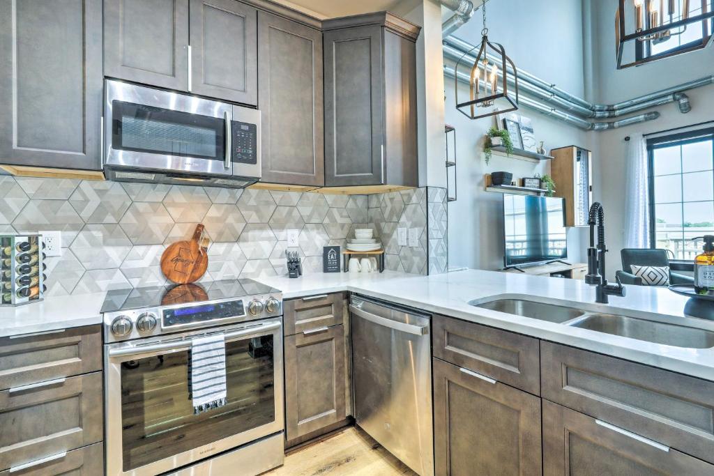 Luxe Central Atlantic Station Loft with Balcony — Hotel in Atlanta (GA)