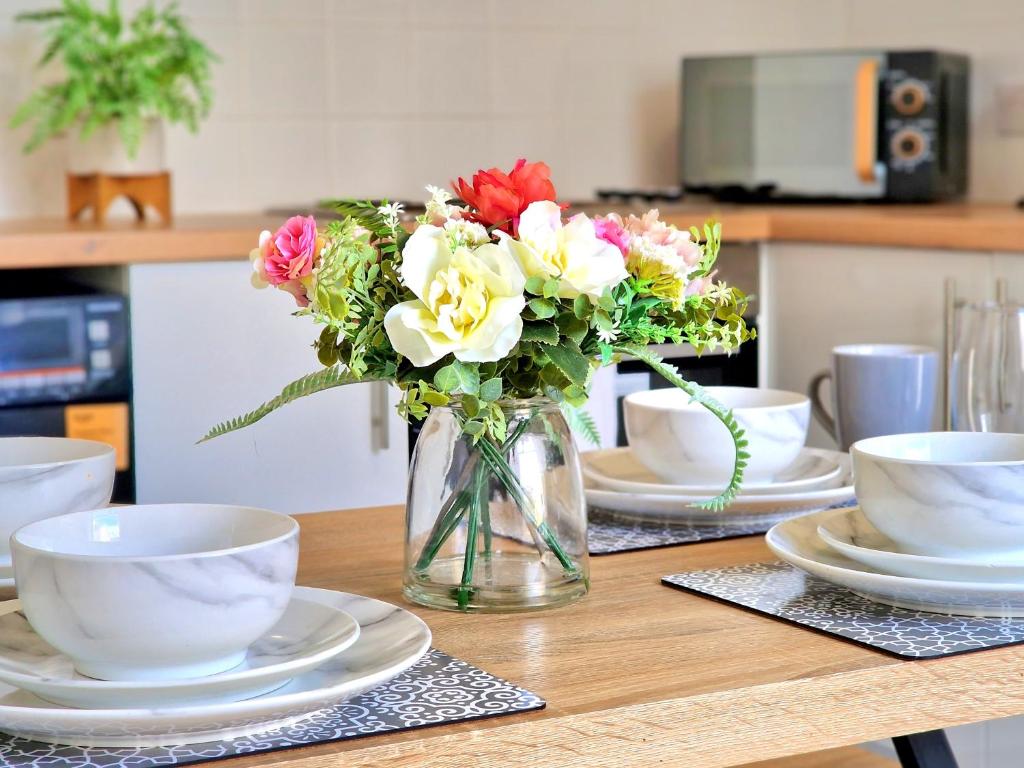 Burnley Terraced House by BEVOLVE - Free Parking