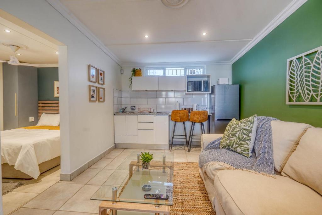 Hampton Collection - Trendy 2 Sleeper Apartment with Pool, Durban