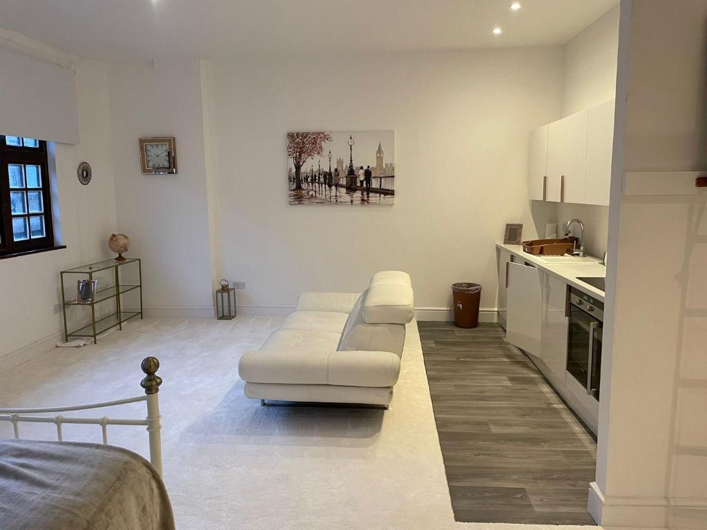 Lovely 1-bedroom loft apartment above shop with free parking- LONG TERM LET AVAILABLE