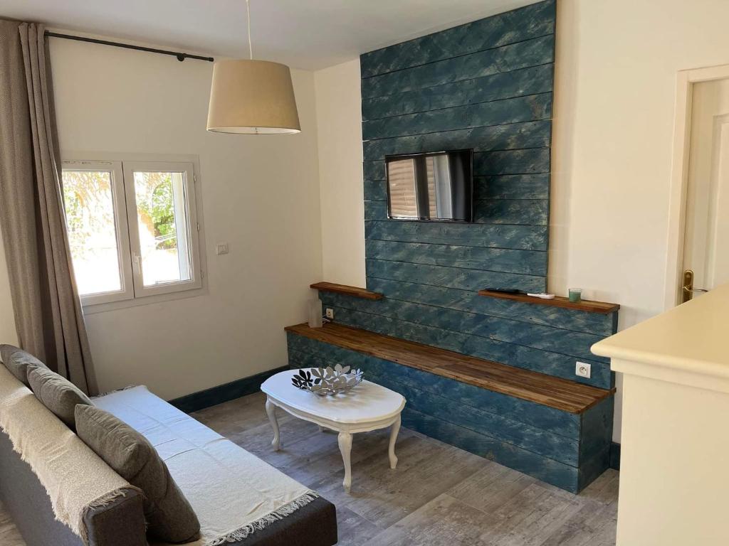 Maison de plein pied divisée en 2 appartements F3 independant, situé à Jacou, à 15km des plages, 5km de montpellier centre, attention le tarif proposé est pour un appartement si vous souhaitez louer les 2 réservez 2 hébergements