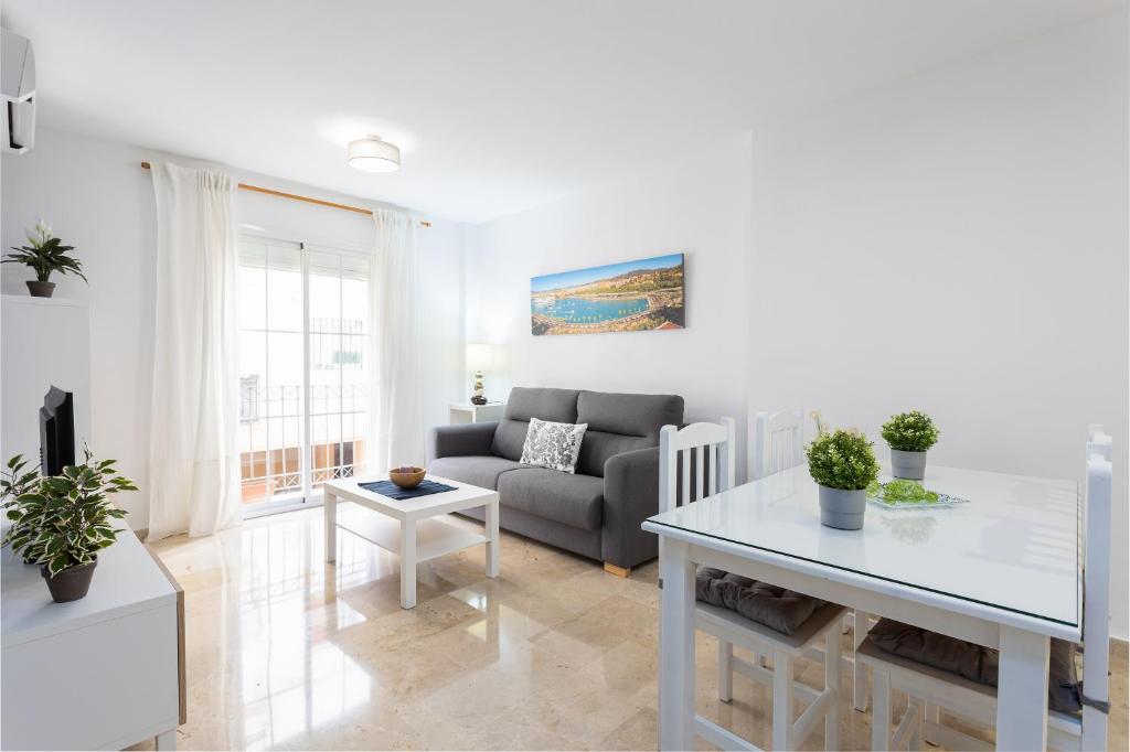 Holidays2Malaga Capuchinos French balconies, private parking, WiFi & Air con - 4