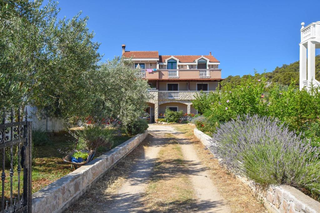 Apartments Studenac, Tkon