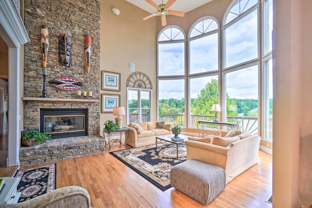 Lakefront Crossville Home with Pool Table!