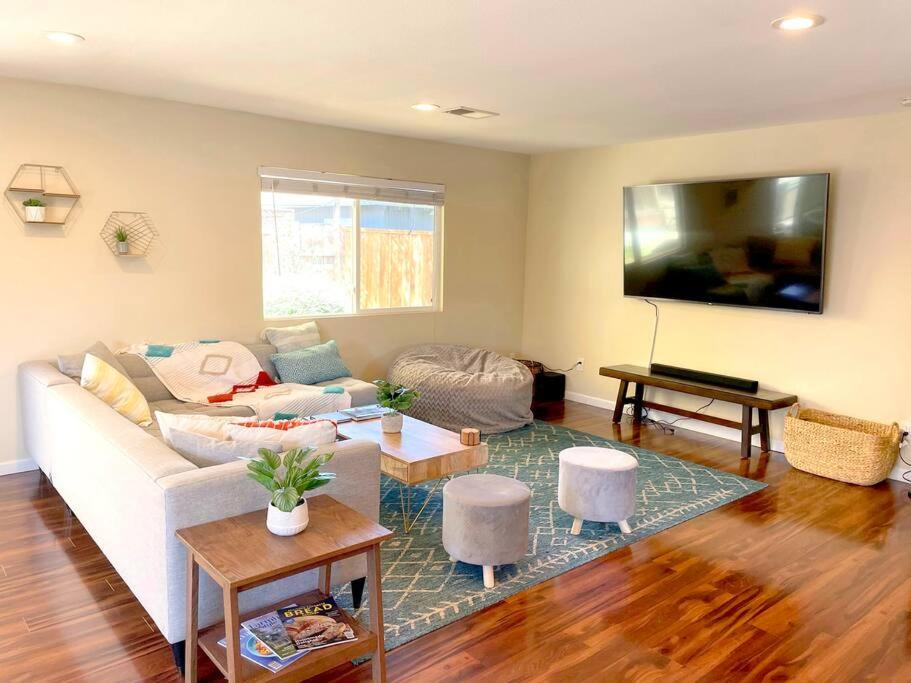 Casa Familia - 4-br modern family home w/saltwater pool & spa