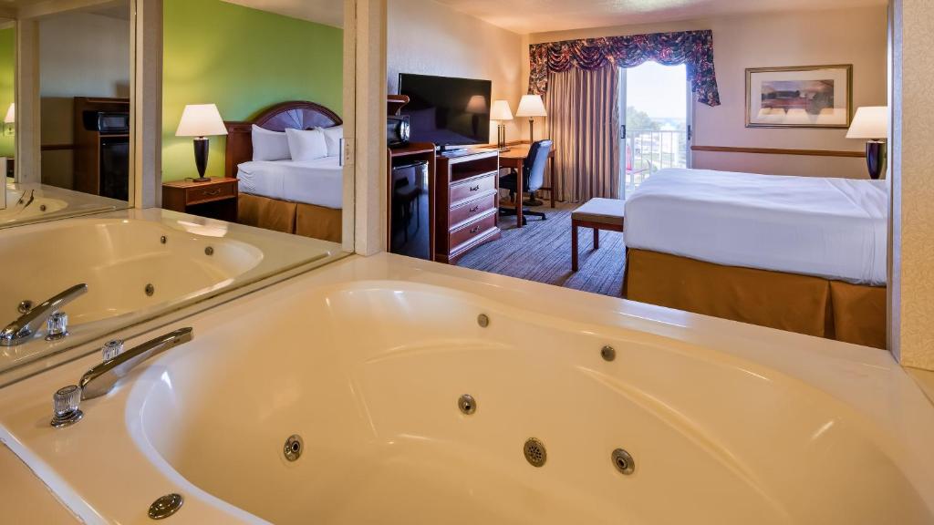 Apple Tree Inn, SureStay Collection by Best Western Hotel (Petoskey (MI)) Deals, Photos & Reviews