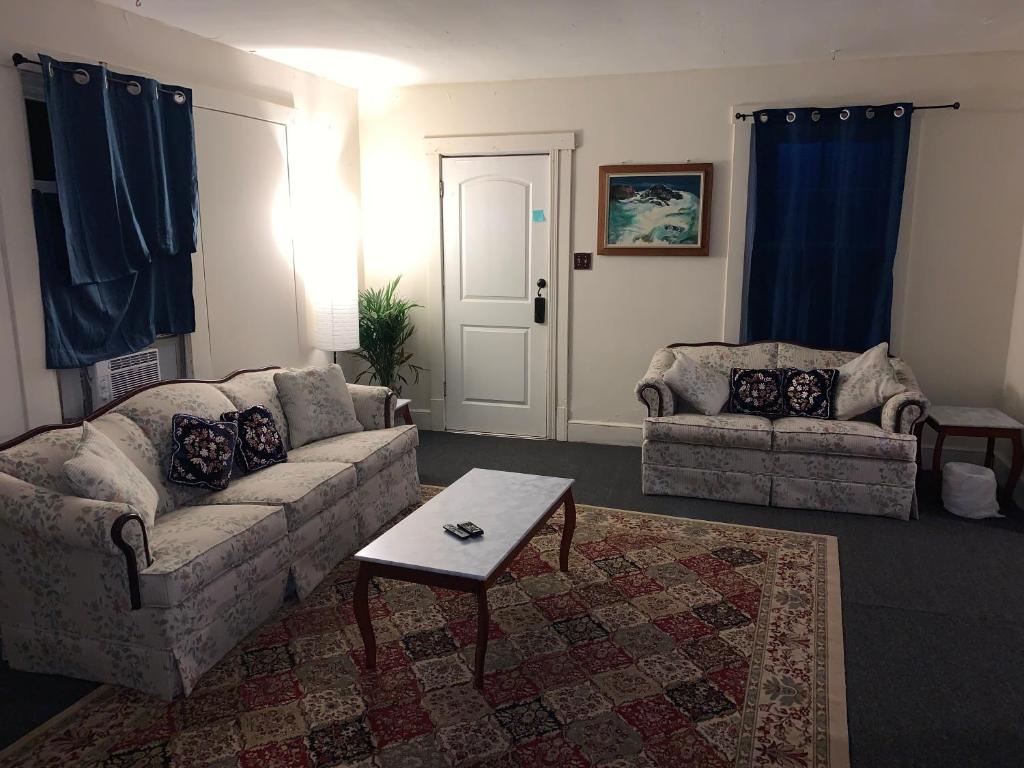 3 bedroom one bathroom townhouse - 20B Elm street Charlton Heights WV 25040