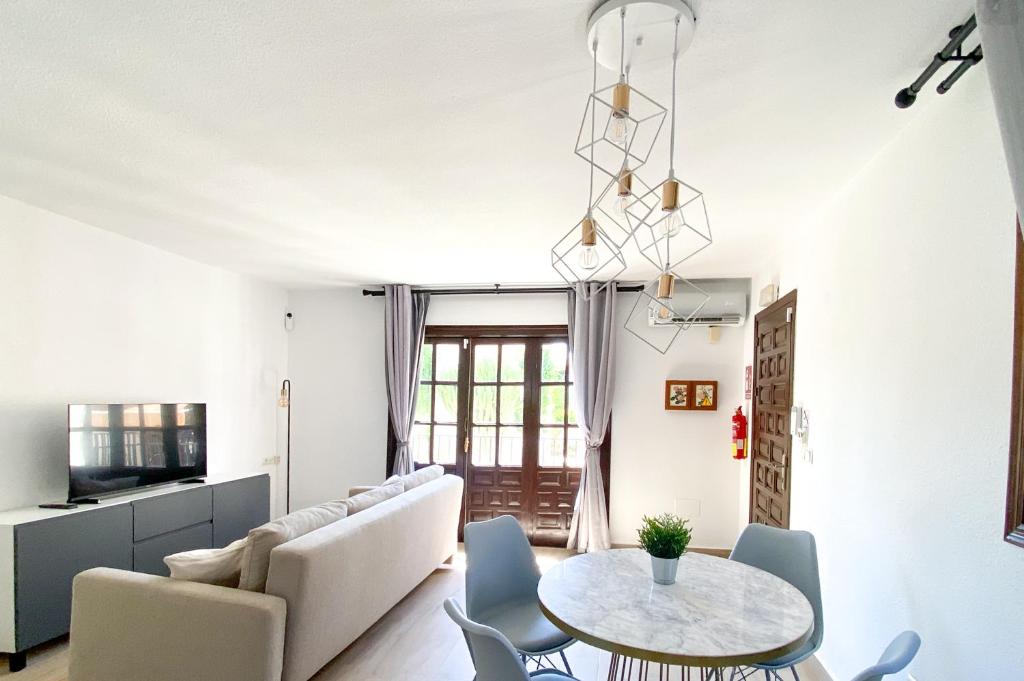 Lovely 1- bedroom rental with pool, close to the beach - 1