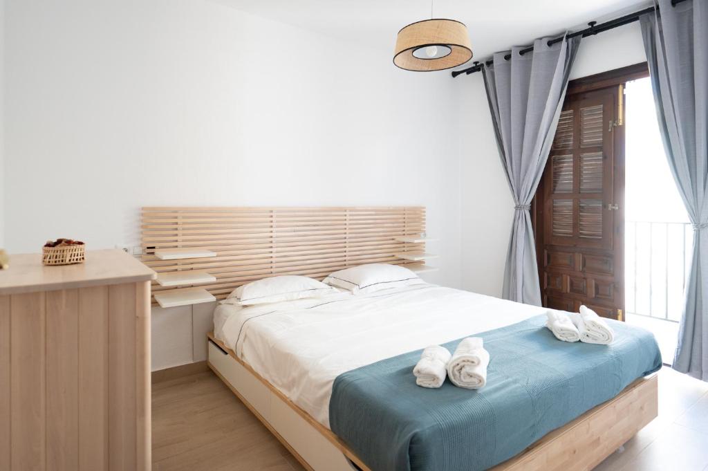Lovely 1- bedroom rental with pool, close to the beach - 2