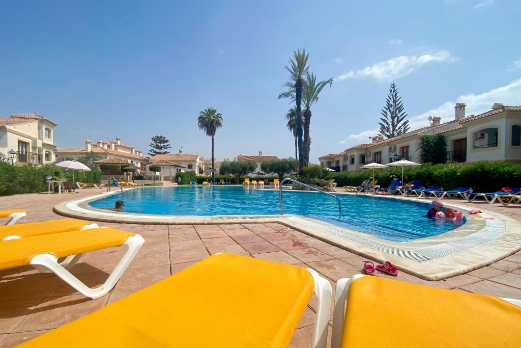 Lovely 1- bedroom rental with pool, close to the beach - 5