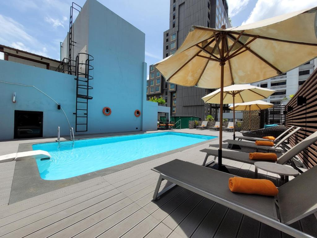 Swimming pool