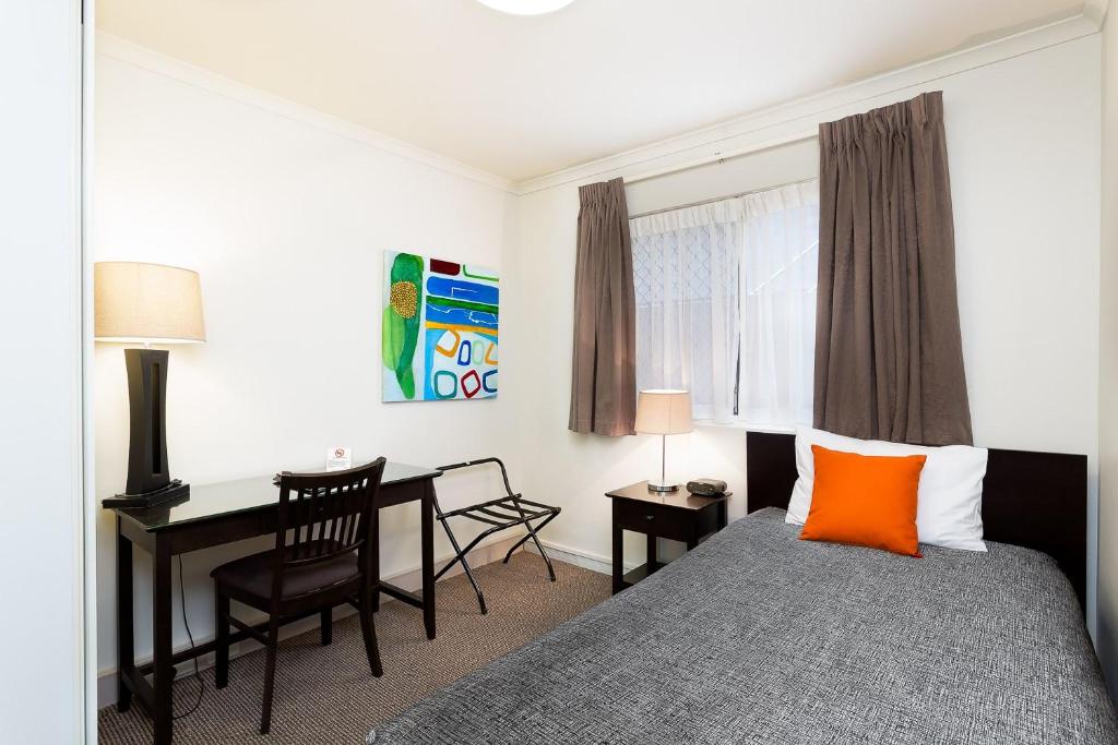 Redcliffe Motor Inn photo