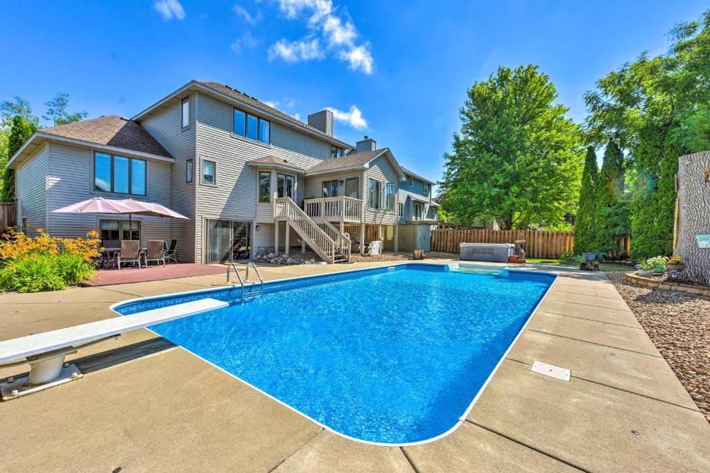 Pet-Friendly Maple Grove Gem with Private Yard!, Maple Grove