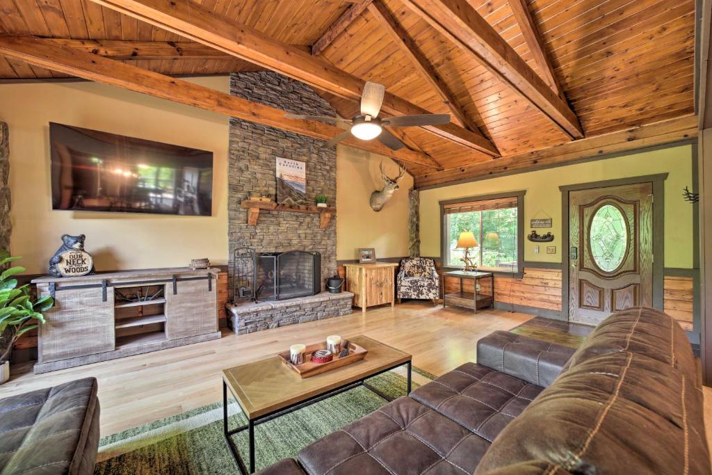 Secluded Franklin Getaway with Hot Tub and Rec Room, Franklin