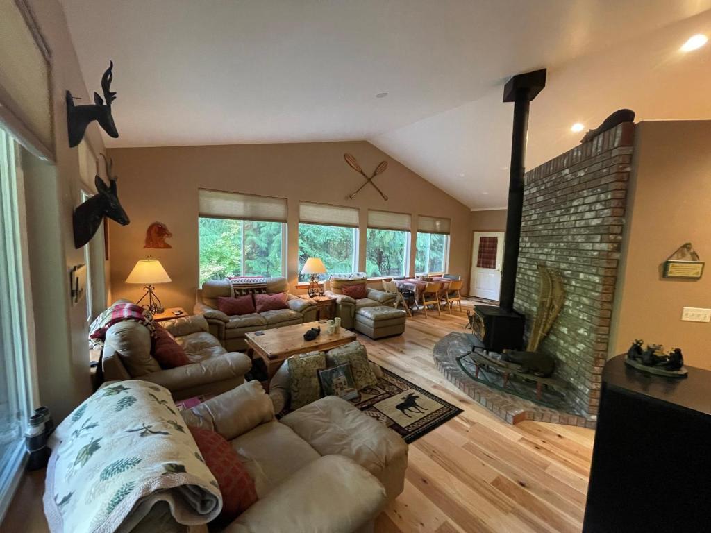 Cozy Riverfront Retreat, Leavenworth