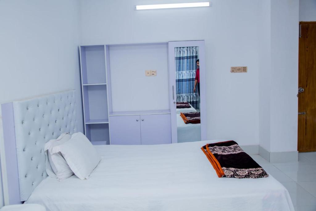 HOTEL LIVING INTERNATIONAL, ASHKONA photo