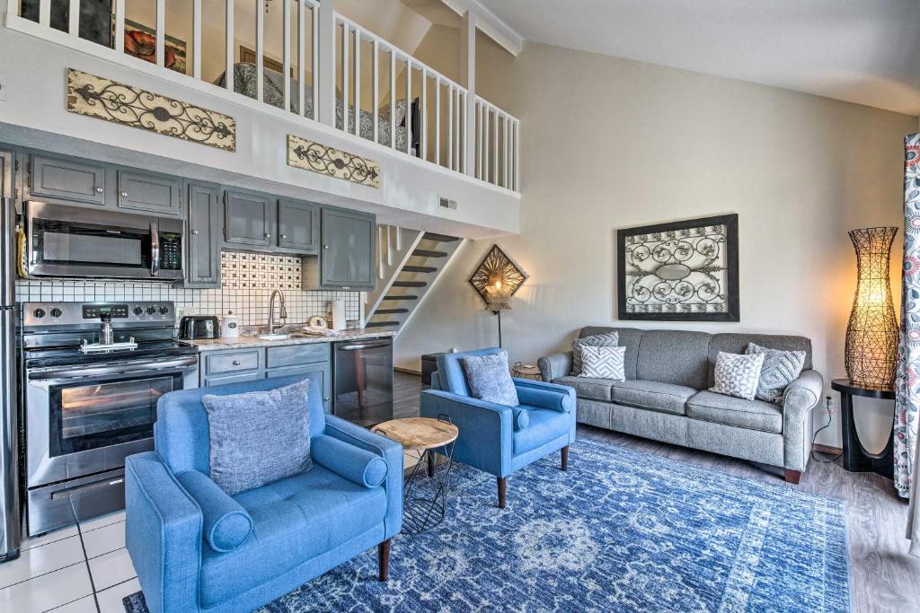 Cozy and Convenient Branson Condo with Balcony!, Branson