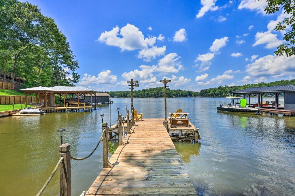 Lakefront Eatonton Getaway with Dock and Grill!, Resseaus Crossroads