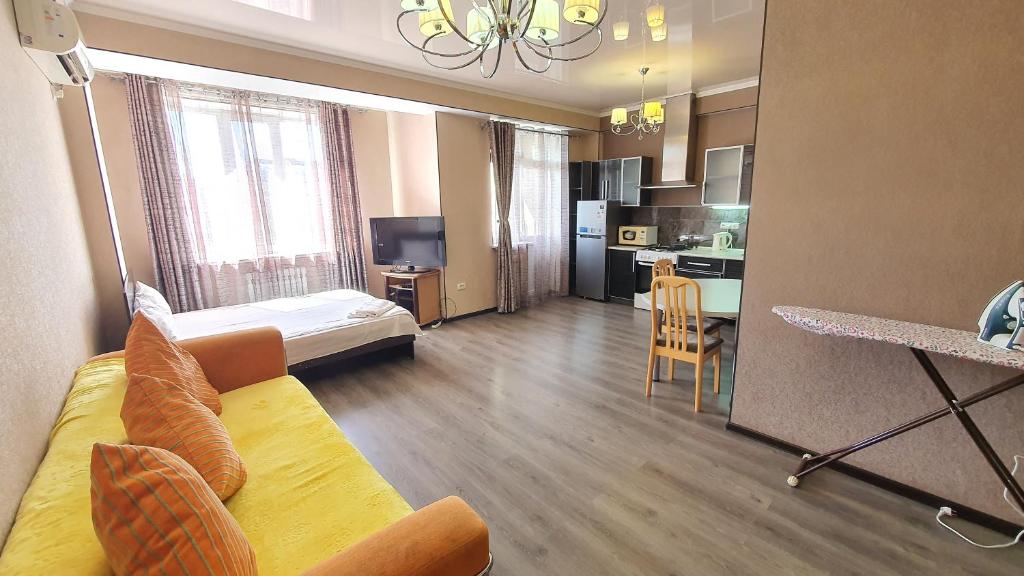 Orange apartment with panoramic view, Biškek