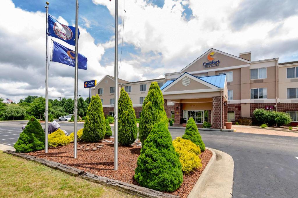 Comfort Inn & Suites Hillsville I-77 photo