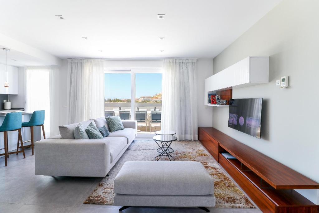 Penthouse with Large Roof Terrace & Plunge Pool, La Cala de Mijas