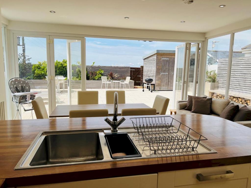 Pass the Keys Fabulous Beach Front Holiday Location, Lydd