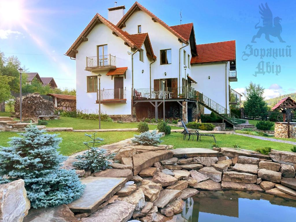 Villa Zoryany Dvir — Hotel in Skhidnytsya