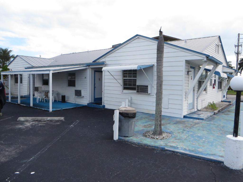 Royal Palms Motel photo