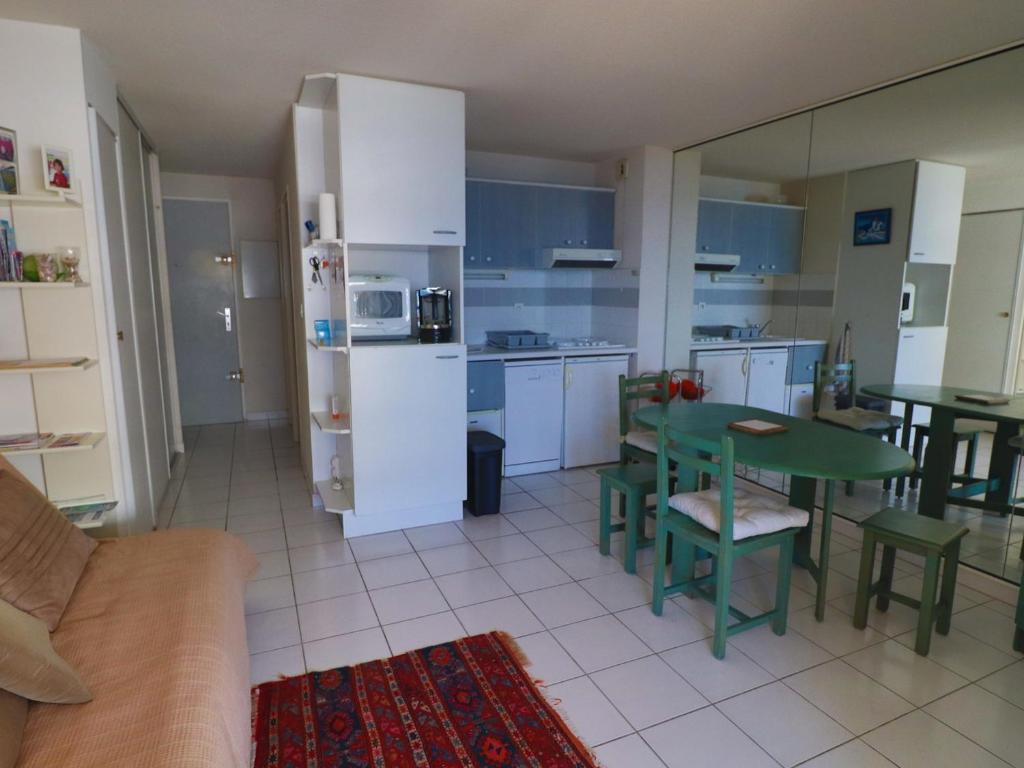 2 Pièces avec Terrasse 11m² à Sète - Résidence avec Piscine et WIFI - FR-1-472A-259 - 3
