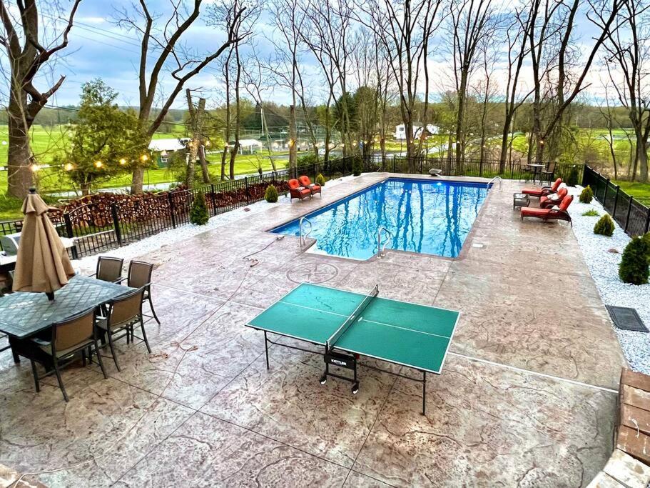 Beautiful country house with pool and game room
