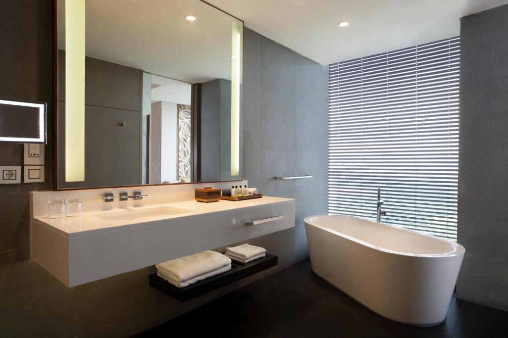 InterContinental Bandung Dago Pakar InterContinental Bandung Dago Pakar - Mewah di Dago