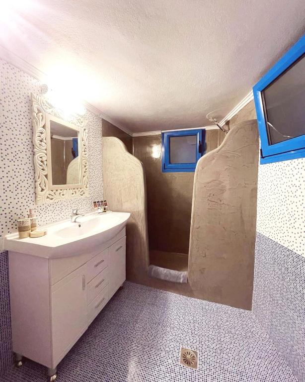 Gemini Cave Villa photo